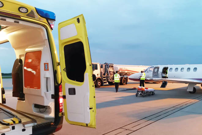 Flughafen Patientenrückholungen - Übernahme Patient auf Rollfeld